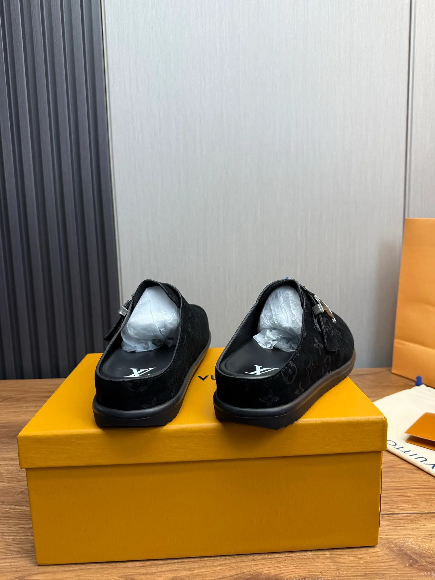 Men's shoes 💰520💰 Lv. hot selling men's slippers 🔥 🩴Official website one to one production 38-45 sizes 45 46 🉑️Customized!
